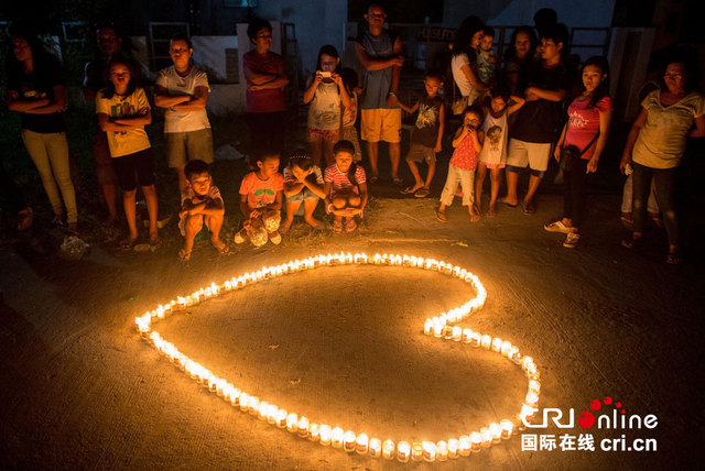 菲遭颱風"海燕"襲擊一週年 民眾悼念遇難者