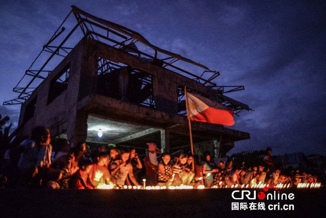 菲遭颱風"海燕"襲擊一週年 民眾悼念遇難者
