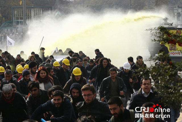 土耳其学生抗议政府教育政策 遭警方水枪驱逐