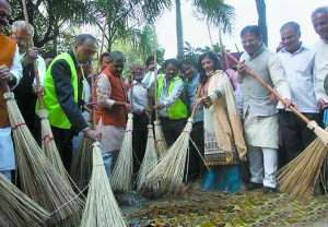 印度官員清掃落葉作秀 清潔工先為其準備垃圾