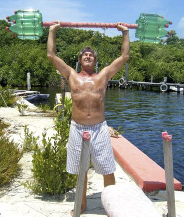 英国男子用15万个塑料瓶建漂浮岛