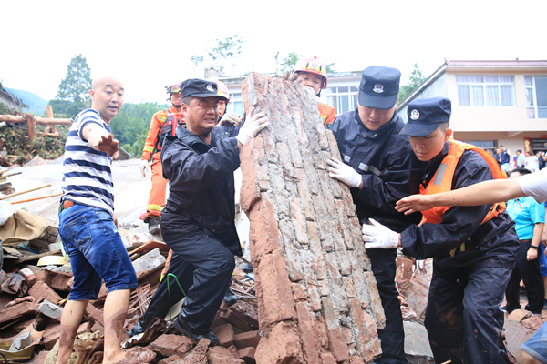 雅安公安:闻"汛"而动 全力抗洪抢险_fororder_公安民警,辅警抢险救援