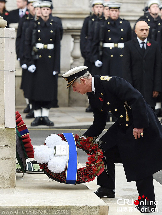 英女王向一战阵亡将士纪念碑献花圈