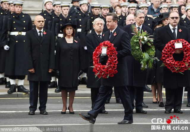 英女王向一战阵亡将士纪念碑献花圈