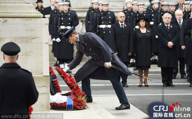 英女王向一戰陣亡將士紀念碑獻花圈