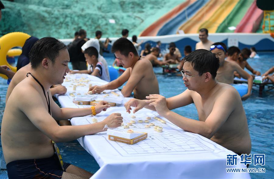 重庆：“水中棋牌”消酷暑