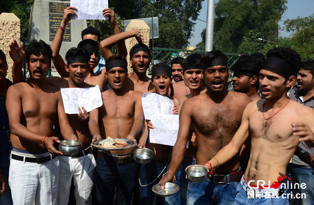 印度學生端碗"討錢"抗議腐敗
