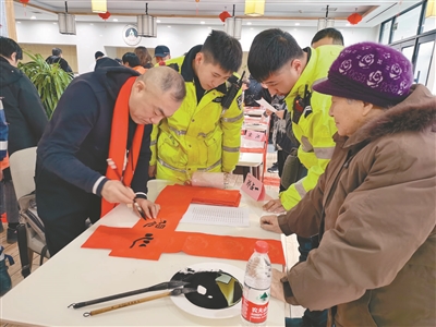 沈阳市皇姑区千副春联送市民 “不忘初心”等热词上春联