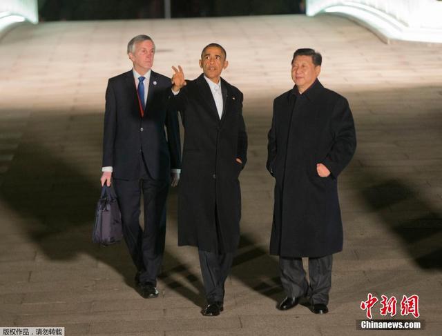 习近平同美国总统奥巴马夜游中南海