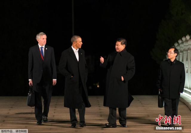 习近平同美国总统奥巴马夜游中南海