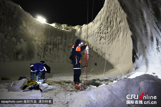 俄羅斯發現200米深火山口 冰雪覆蓋壯美如上帝傑作(圖)
