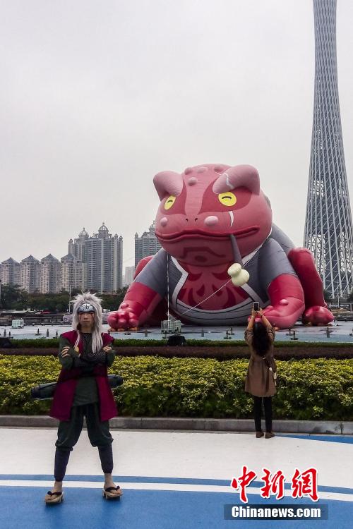 巨型充氣蛤蟆亮相廣州 市民稱太醜(圖)