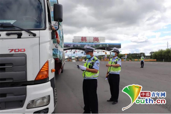 鶴崗交警部門嚴管嚴查重點交通違法行為