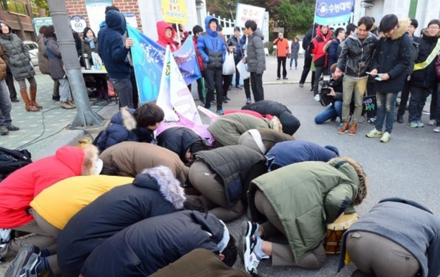 韩国高考第一天 学弟学妹下跪祈祷学长考高分(图)