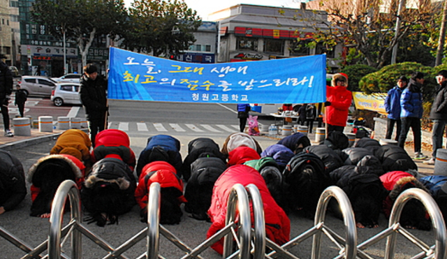 韓國高考第一天 學弟學妹下跪祈禱學長考高分(圖)