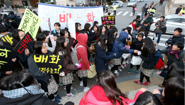 韓國高考第一天 學弟學妹下跪祈禱學長考高分(圖)