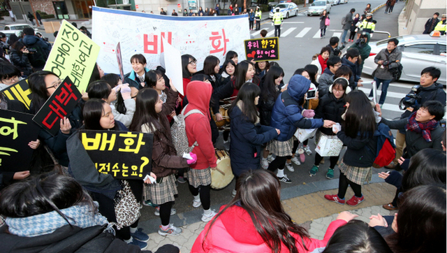 韩国高考第一天 学弟学妹下跪祈祷学长考高分(图)