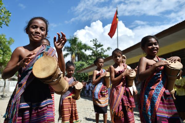 资料图片:在东帝汶首都帝力,身着民族服饰的学生们 新华社发