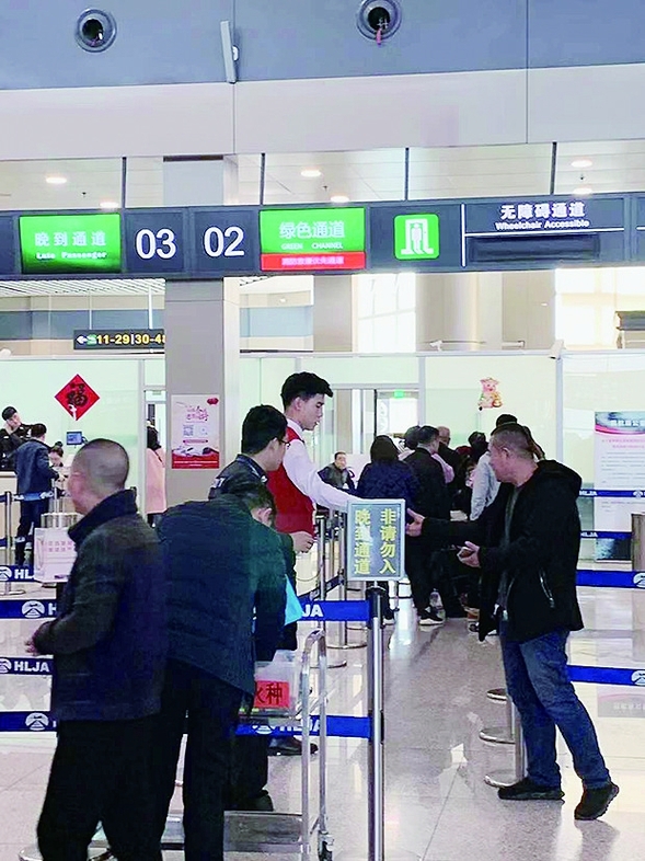 哈尔滨太平国际机场新航站楼红马甲志愿者助旅客出行