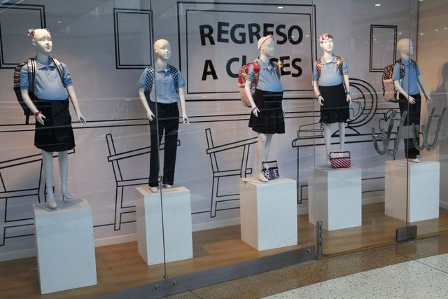 委內瑞拉商場櫥窗驚現懷孕少女模特引爭議(圖)