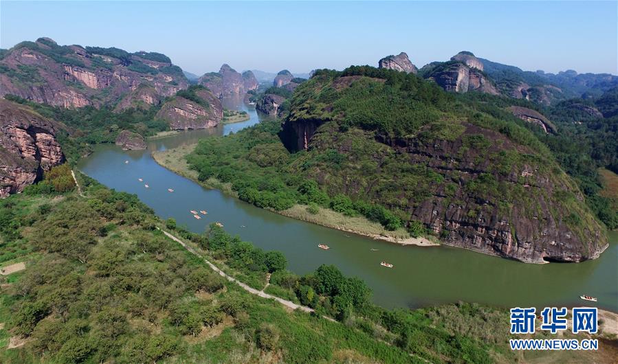 江西龙虎山：金秋美景醉游人