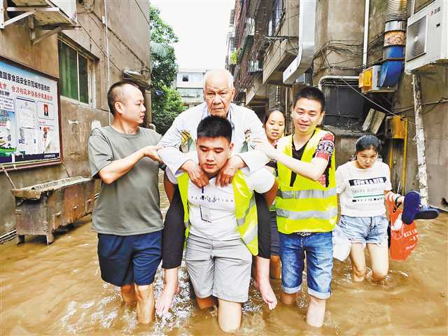 他們在抗洪一線築起“堅固堤壩”