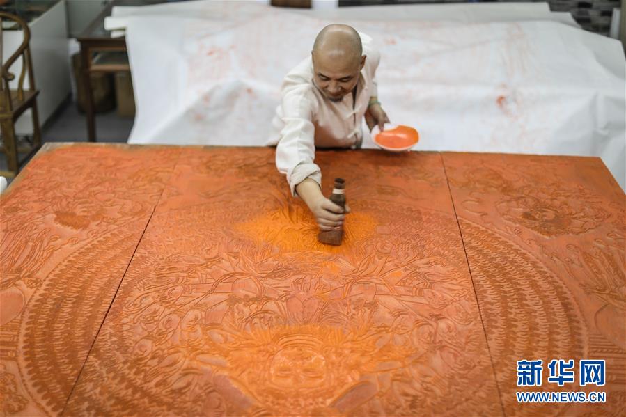 非遗传承——杭州十竹斋木版水印传承人刊印巨幅作品