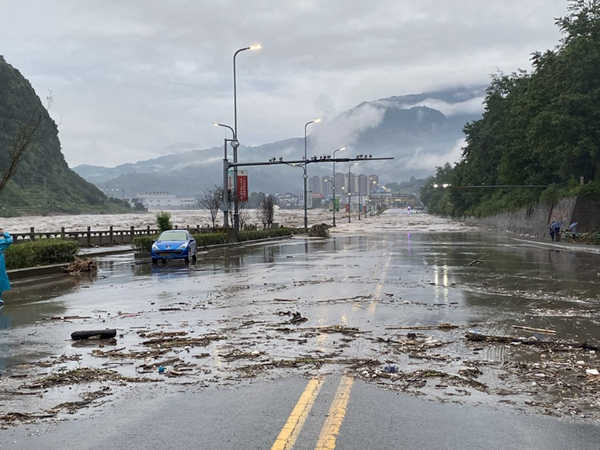 雅安雨城青衣江雅安城區段出現百年一遇洪水雨城區緊急有序迎戰