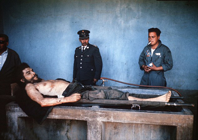 古巴革命领导人切·格瓦拉被杀遗体彩色照片首曝光(图)