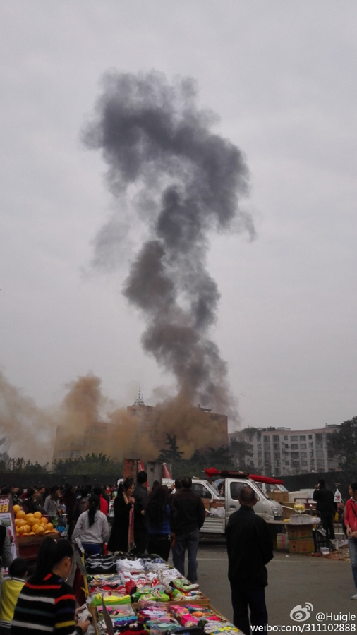 成都一家化工廠發生爆炸 騰起6層樓高黑色煙霧(圖)