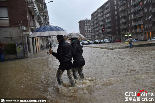 意大利米兰遭洪水袭击 民众出行困难