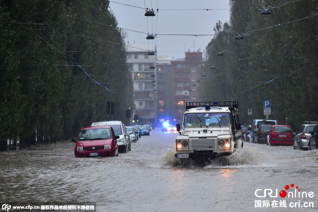 意大利米蘭遭洪水襲擊 民眾出行困難