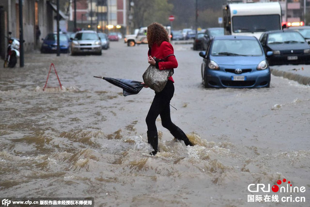 意大利米兰遭洪水袭击 民众出行困难