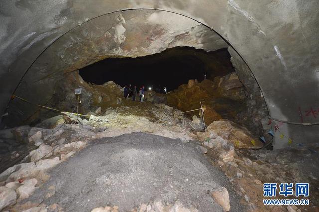 湖北恩施在建高速隧道現大型溶洞