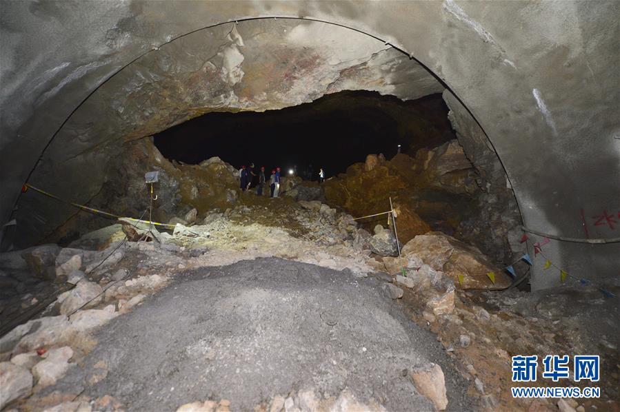 湖北恩施在建高速隧道現大型溶洞
