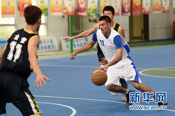 全民健身——新疆农牧民篮球队在北京交流比赛