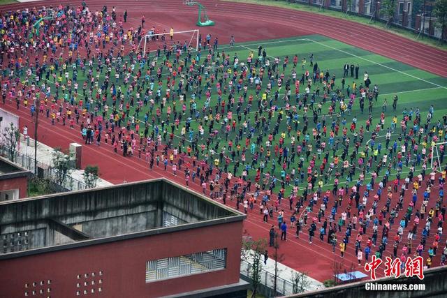 重庆中学生"空中操场"齐做课间操 家长担忧孩子安全(图)