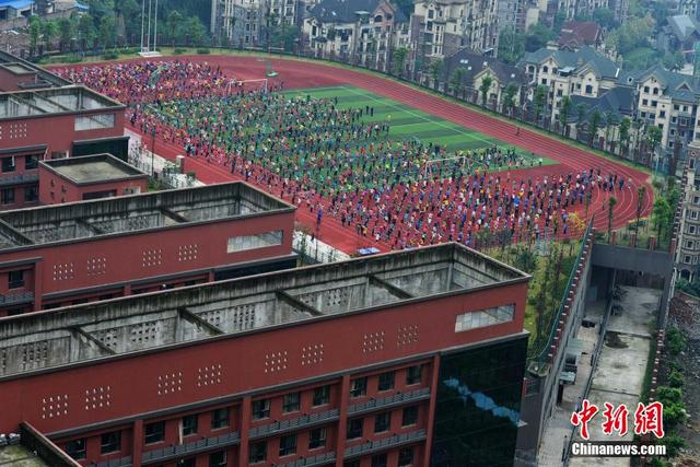 重庆中学生"空中操场"齐做课间操 家长担忧孩子安全(图)