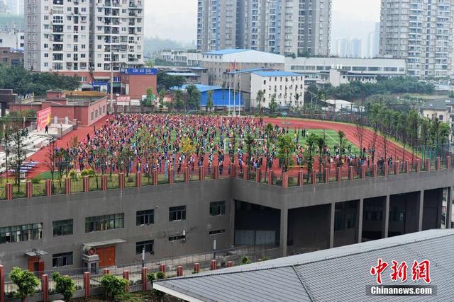 重慶中學生"空中操場"齊做課間操 家長擔憂孩子安全(圖)