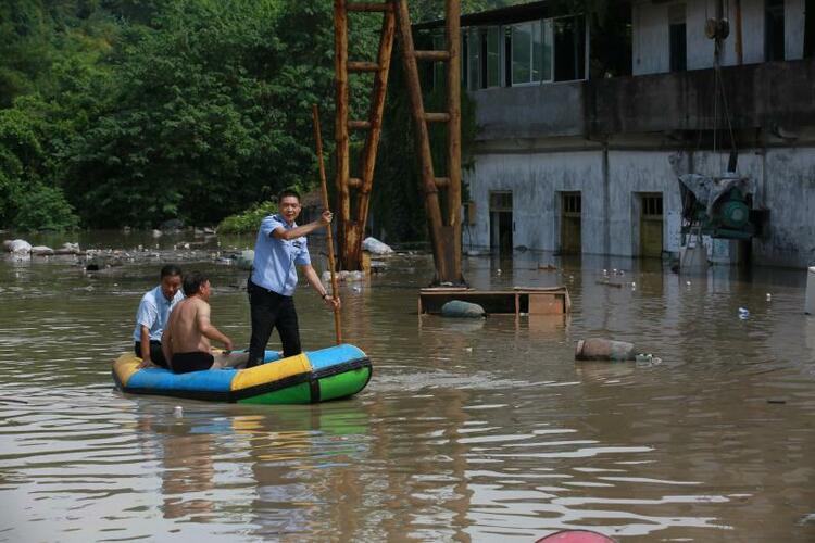 【B】洪峰過境 服務無境 重慶渝北公安奮戰抗洪搶險一線