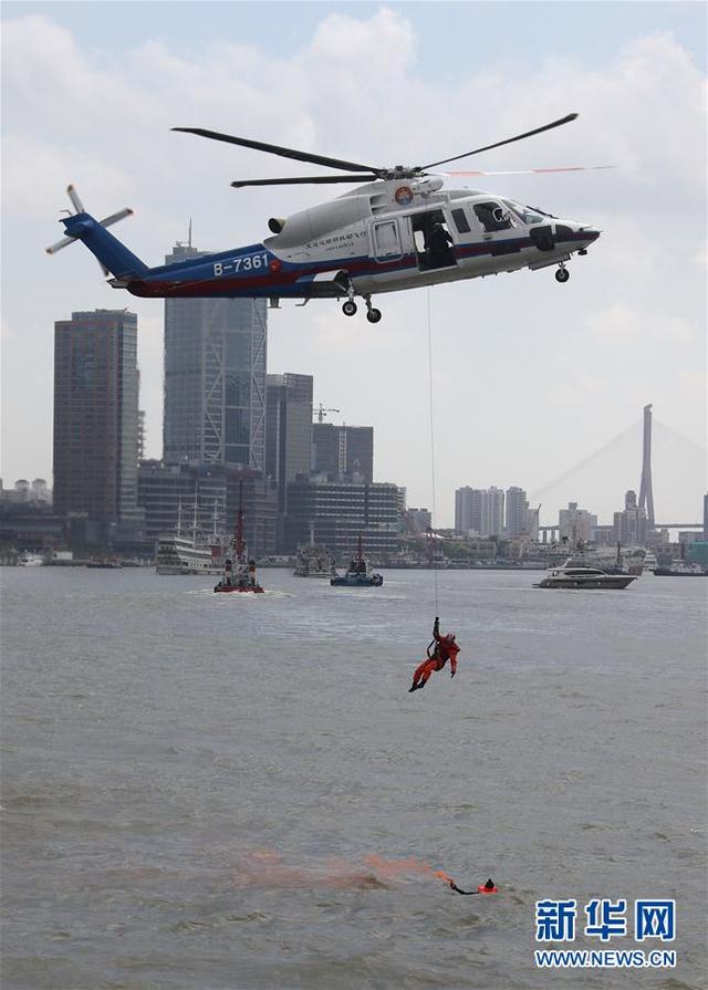 上海举行海空立体救援演练