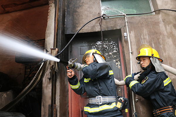 巴中一民房突发火灾消防队员全力灭火