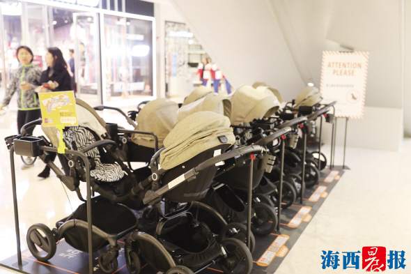 【厦门】【移动版】【Chinanews带图】厦门现共享婴儿车“身影” 市民担忧：是否卫生？安全？