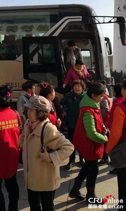 【黑龙江】【供稿】哈尔滨平房区志愿者“带领老人逛新城，喜看家乡新变化”