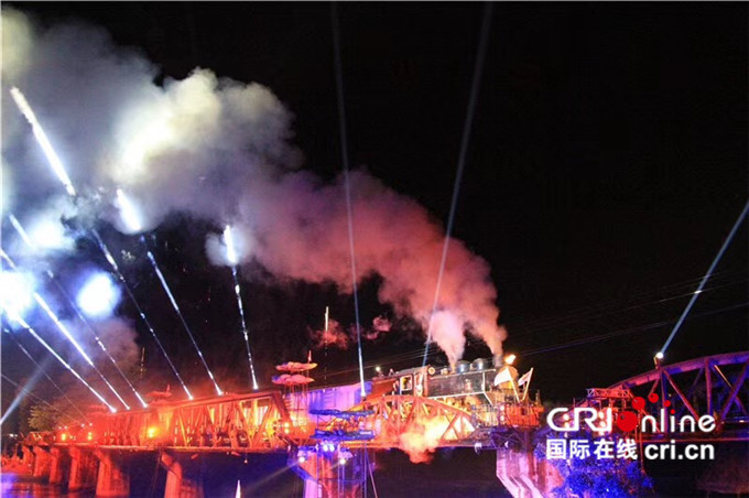 泰缅“死亡铁路”上的“地狱之火通道”_fororder_9.每年的桂河大桥建成通车纪念日，北碧府都会上演灯光和烟火秀，成为最吸引游客的旅游项目