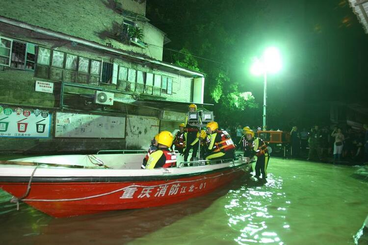 （有修改）【B】抗洪救災第一線：重慶民警與消防聯合行動救出86歲被困老人