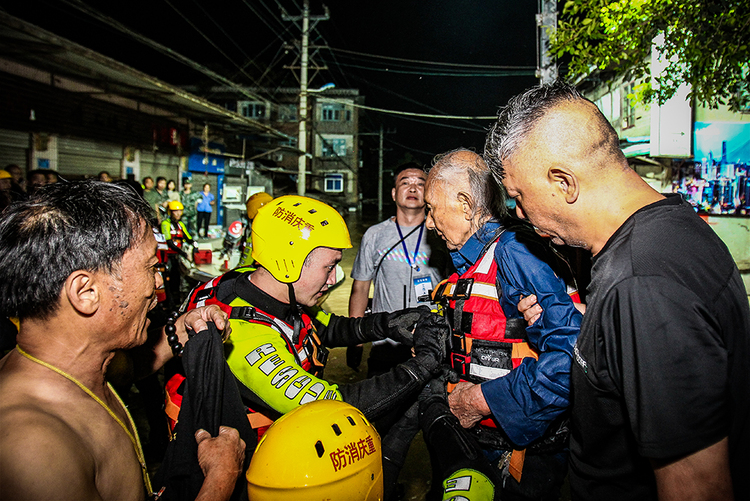 （有修改）【B】抗洪救災第一線：重慶民警與消防聯合行動救出86歲被困老人