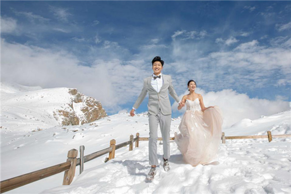 图片默认标题_fororder_2、游客在达古冰山景区拍摄婚纱照