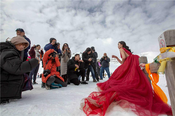 当婚纱遇上彩林阿坝州黑水县达古冰山旅拍受热捧