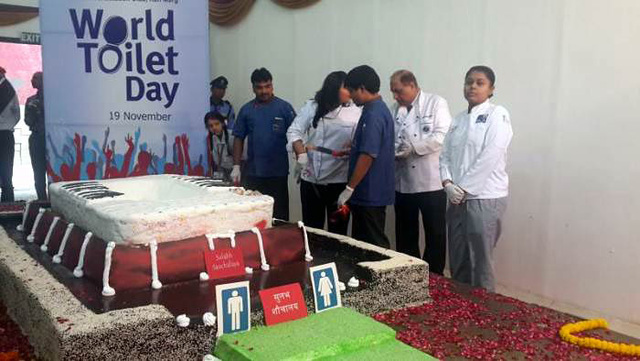 印度组织推出巨型厕所蛋糕 呼吁提高卫生意识